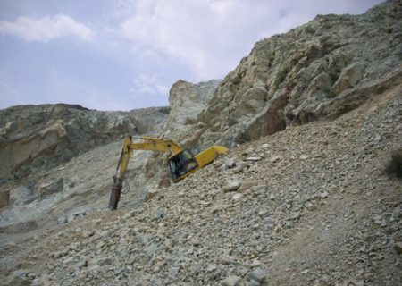 انتقاد نسبت به فعالیت معدن «سنگ سبز» در حریم شهری تهران/سیل‌بند رودخانه نزدیک معدن مسدود شد
