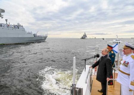با حضور مقتدرانه ناوگروه نیروی دریایی ارتش، رژه بزرگ دریایی روسیه برگزار شد