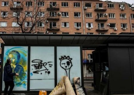 هنرمند فرانسوی روی خرابه‌های اوکراین نقاشی می‌کند