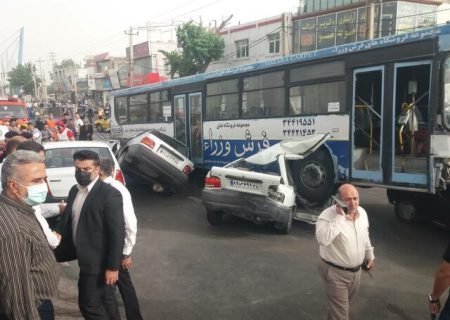 انحراف اتوبوس در کرج حادثه‌ساز شد!