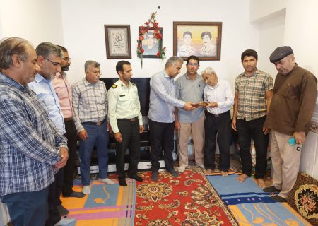دیدار فرماندار شهرستان بوشهر با خانواده شهید مبارزه با مواد مخدر
